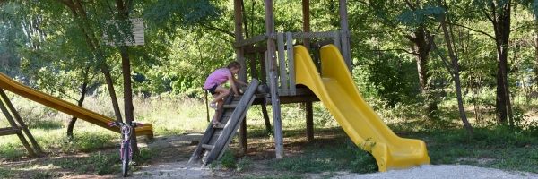 Aire de jeux pour enfants au camping le Saut du Loup en Ardèche